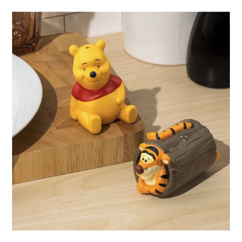PALADONE – WINNIE THE POOH Salt and Pepper Shakers cm (In box xcm)…x12